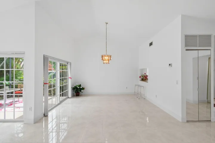 6105 VIA LAGUNA LN, 3/2/ CORNER VILLA