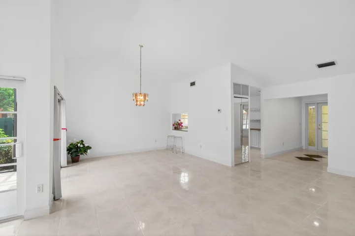 6105 VIA LAGUNA LN, 3/2/ CORNER VILLA