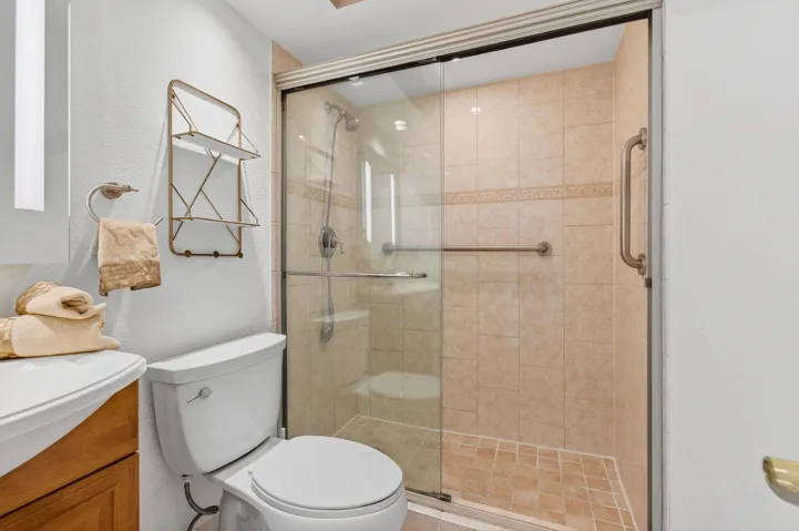 6105 VIA LAGUNA LN, 3/2/ CORNER VILLA