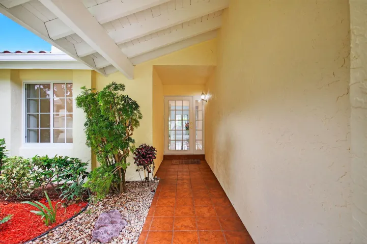 6105 VIA LAGUNA LN, 3/2/ CORNER VILLA