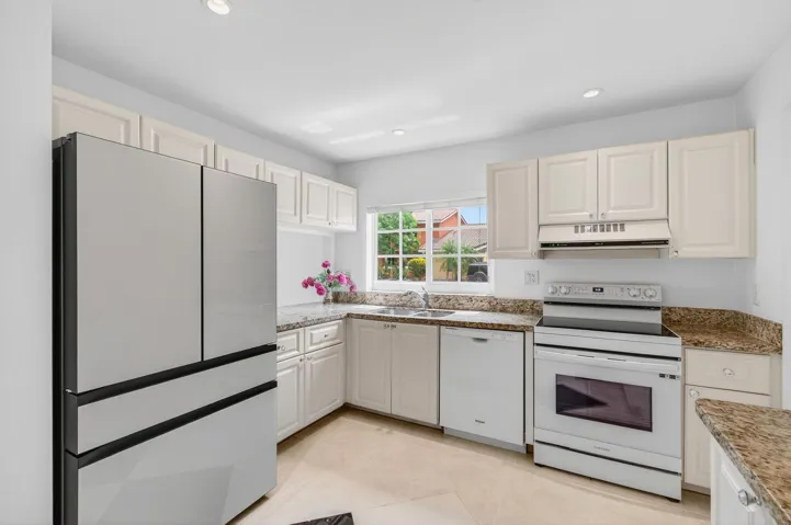 6105 VIA LAGUNA LN, 3/2/ CORNER VILLA