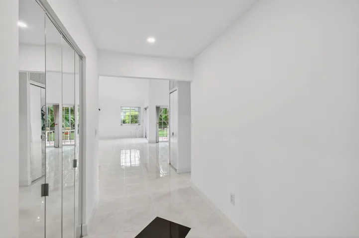 6105 VIA LAGUNA LN, 3/2/ CORNER VILLA