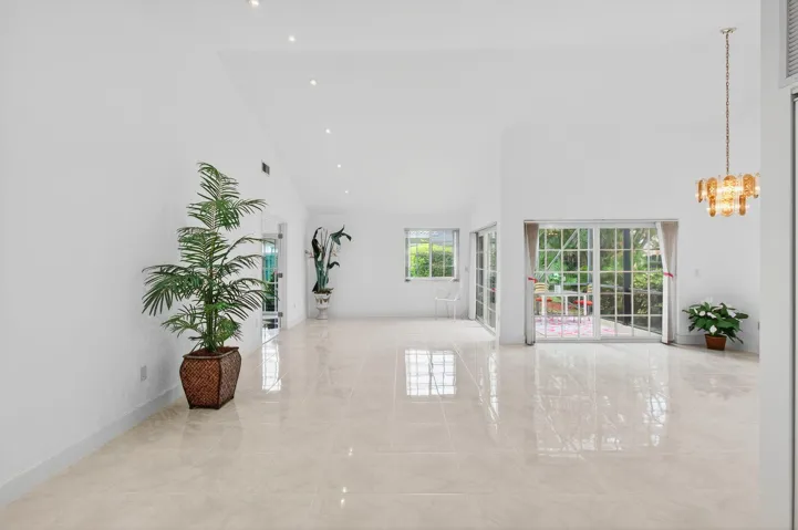 6105 VIA LAGUNA LN, 3/2/ CORNER VILLA