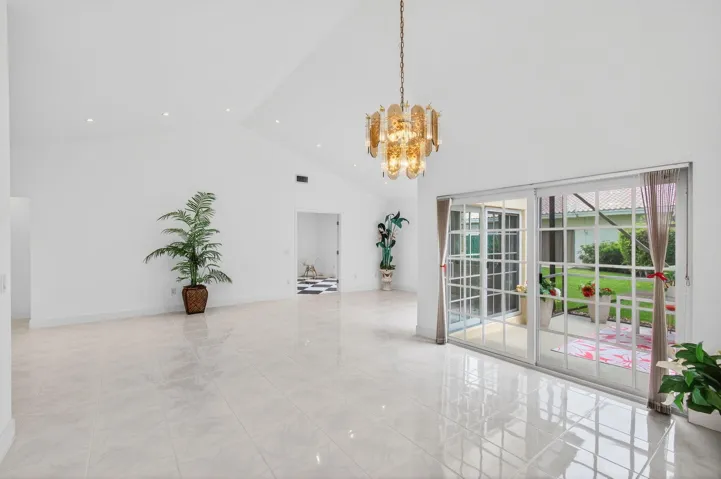 6105 VIA LAGUNA LN, 3/2/ CORNER VILLA