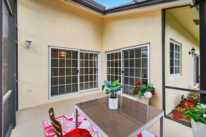 6105 VIA LAGUNA LN, 3/2/ CORNER VILLA