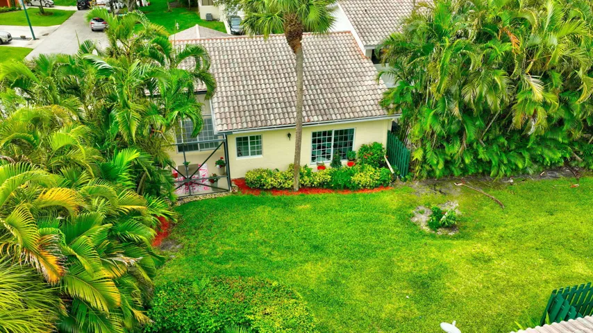 6105 VIA LAGUNA LN, 3/2/ CORNER VILLA