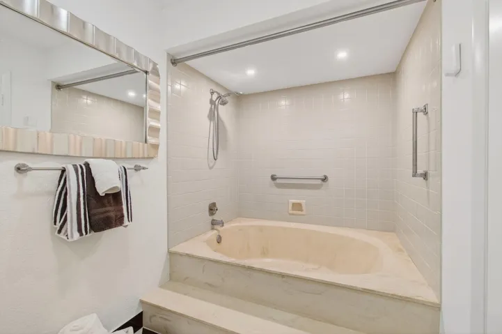 6105 VIA LAGUNA LN, 3/2/ CORNER VILLA