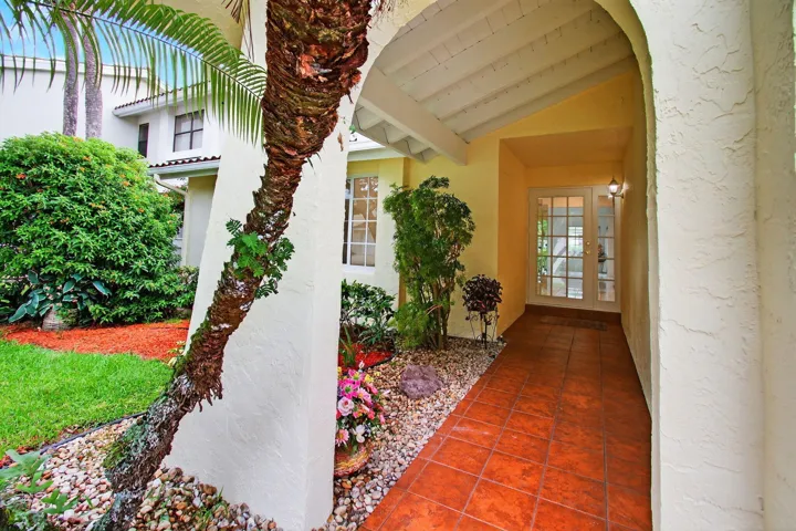 6105 VIA LAGUNA LN, 3/2/ CORNER VILLA