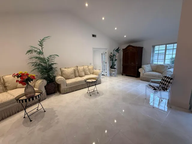 SPACIOUS LIVING ROOM