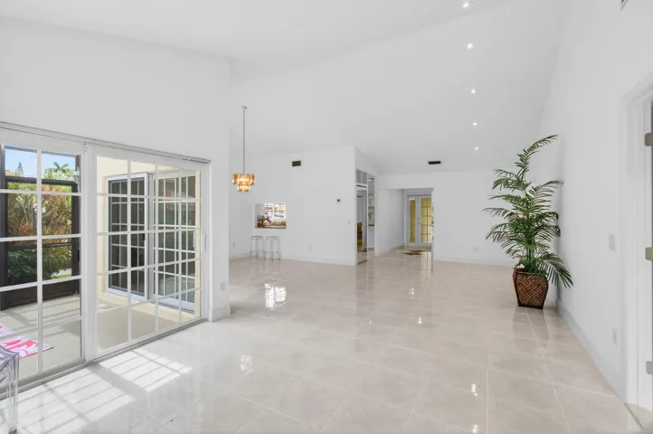 6105 VIA LAGUNA LN, 3/2/ CORNER VILLA