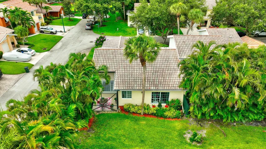 6105 VIA LAGUNA LN, 3/2/ CORNER VILLA
