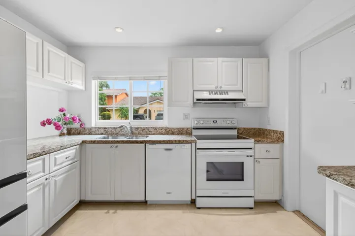 6105 VIA LAGUNA LN, 3/2/ CORNER VILLA