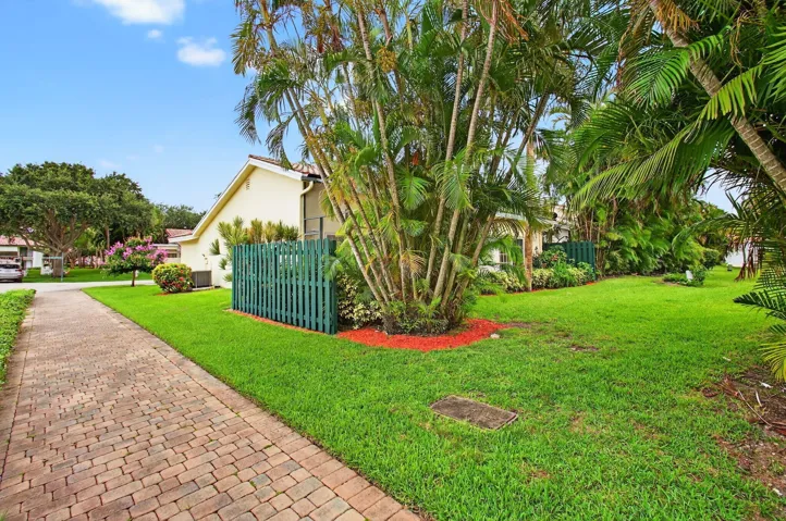 6105 VIA LAGUNA LN, 3/2/ CORNER VILLA