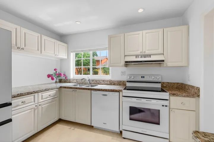 6105 VIA LAGUNA LN, 3/2/ CORNER VILLA