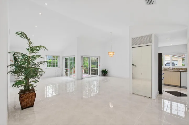 6105 VIA LAGUNA LN, 3/2/ CORNER VILLA