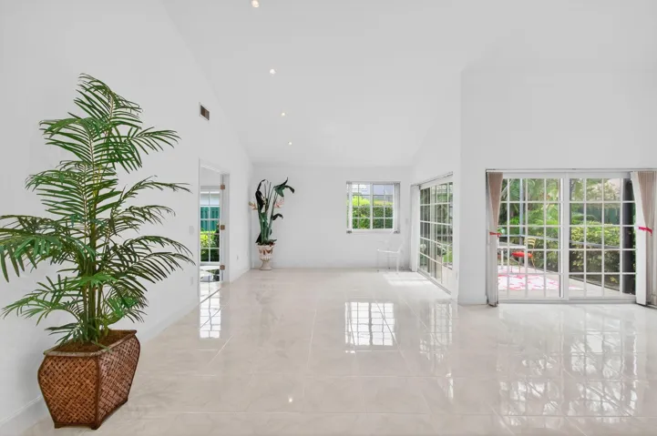 6105 VIA LAGUNA LN, 3/2/ CORNER VILLA