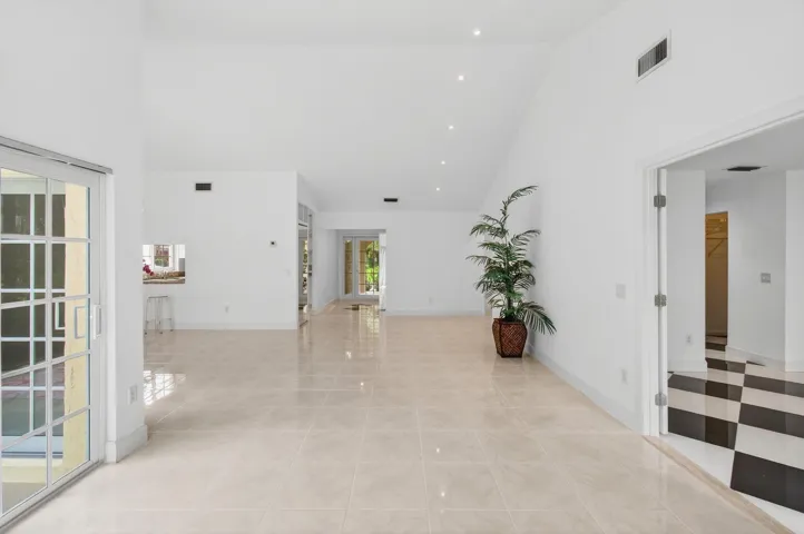 6105 VIA LAGUNA LN, 3/2/ CORNER VILLA