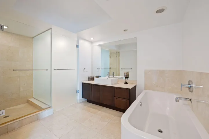 17-web-or-mls-200-sunny-isles-blvd-806