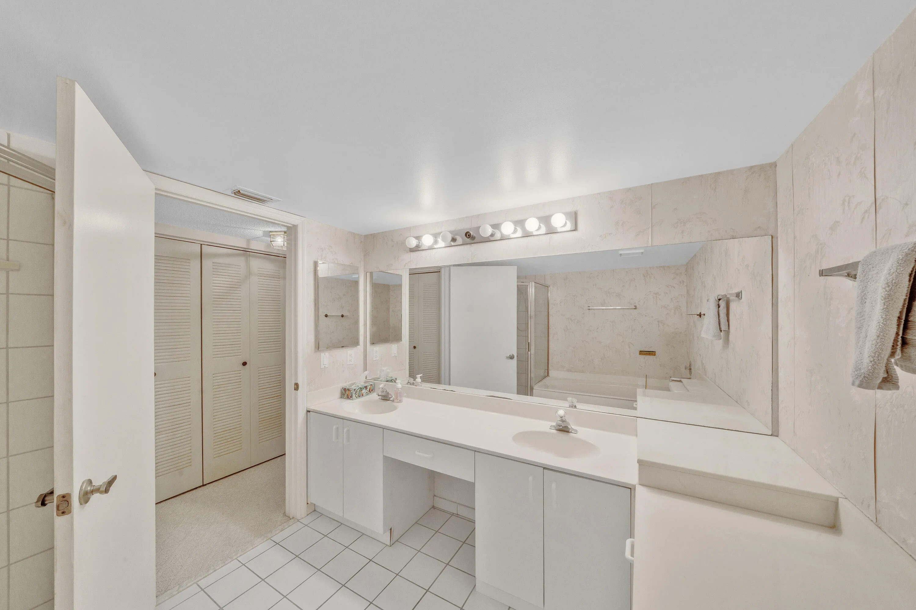 10 Primnary Bedroom Suite (8)