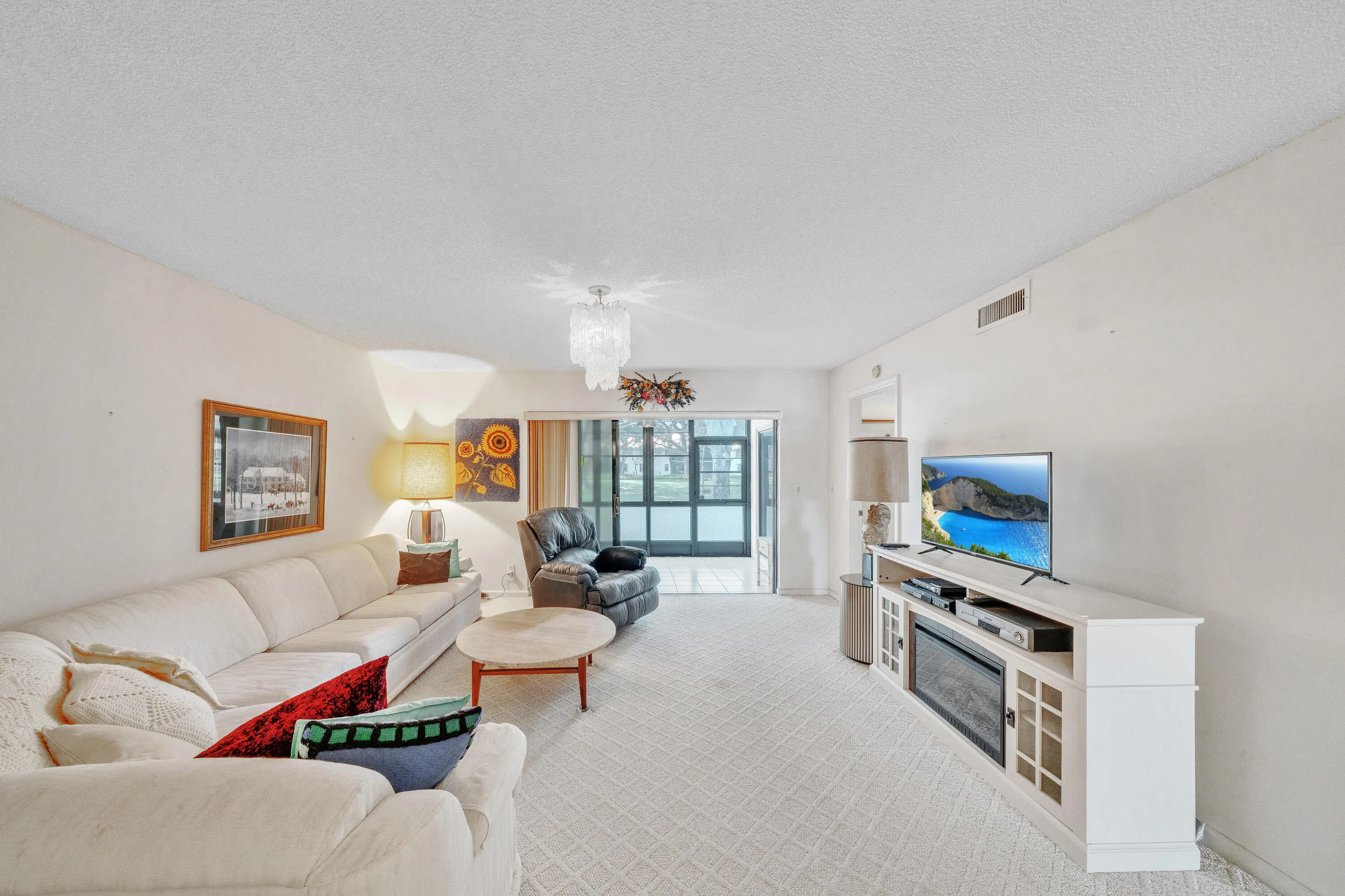 9 Living Area (2)