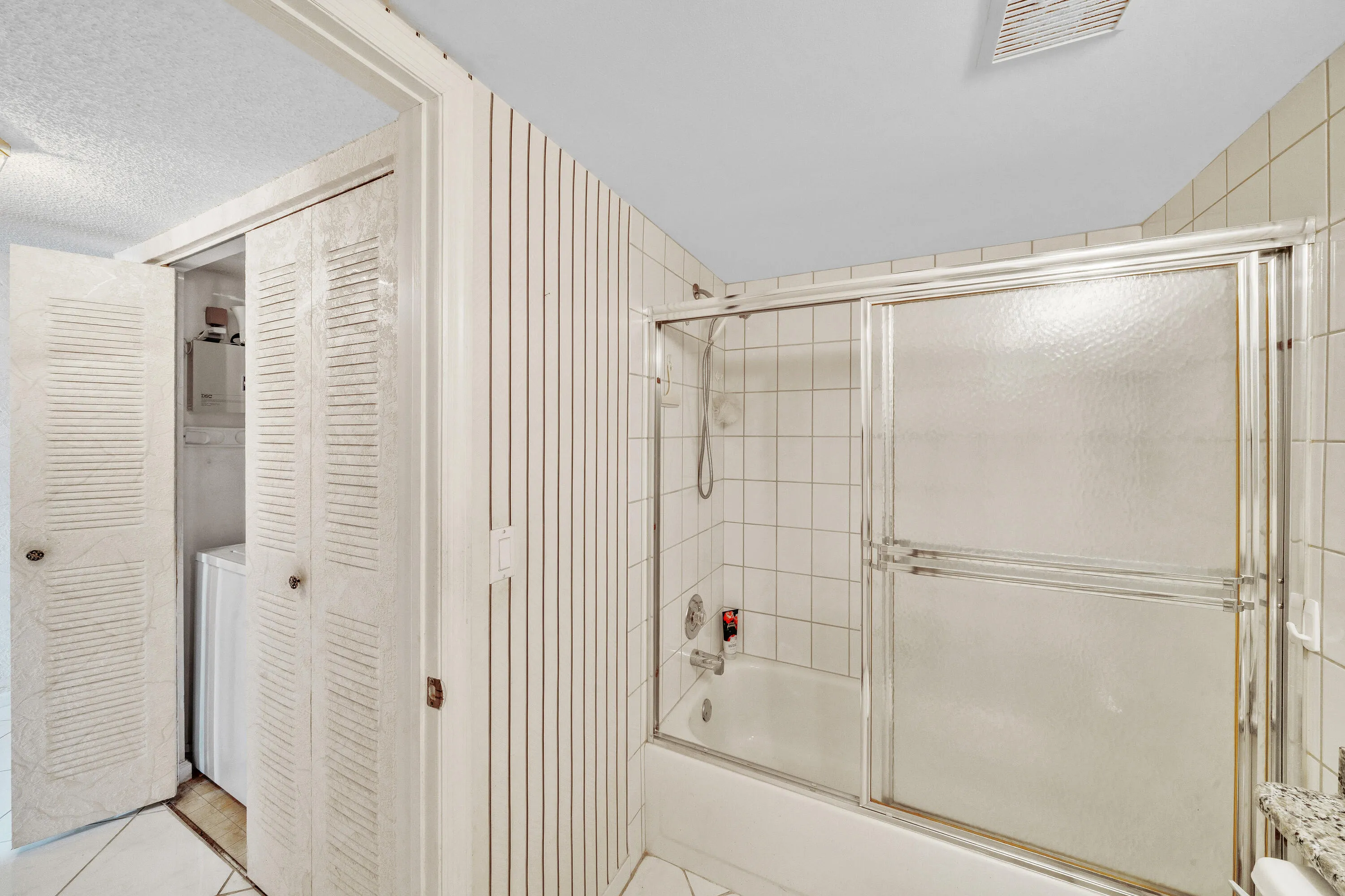18 Guerst Bathroom (2)