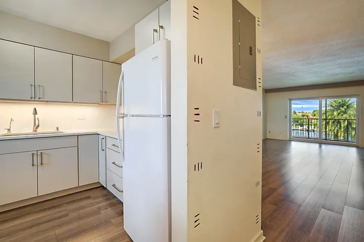 230 N Federal Hwy #305-11
