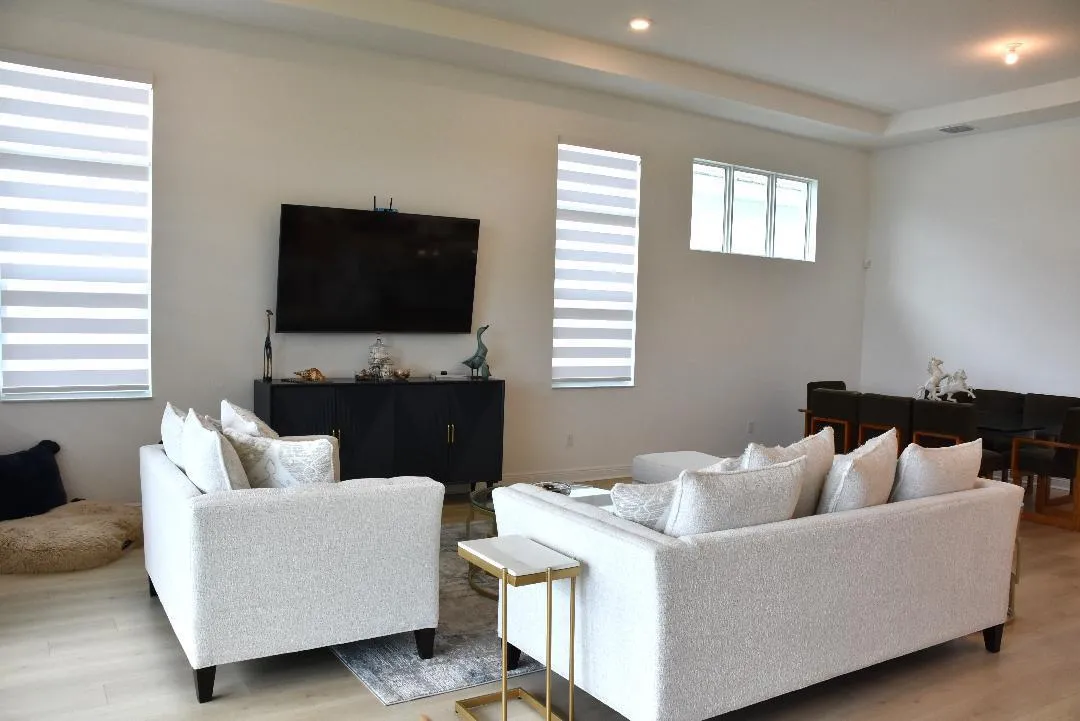 FAMILY ROOM W/DINING TABLE