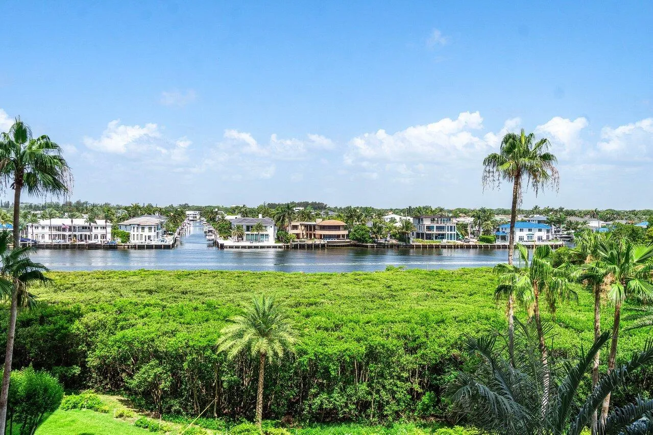 WATCH BOATS GLIDE BY WHILE ENJOYING UNFORGETTABLE SUNSET VIEWS!