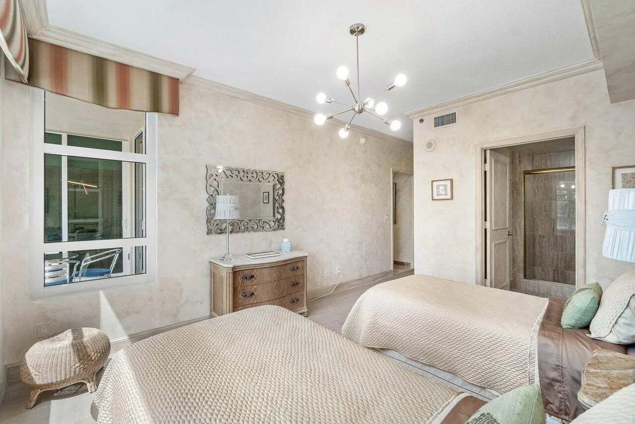 THE GUEST BEDROOM HAS AN EN SUITE BATHROOM