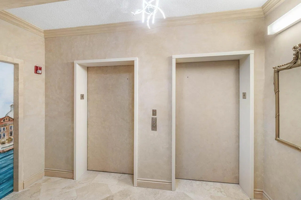 PRIVATE VESTIBULE!
