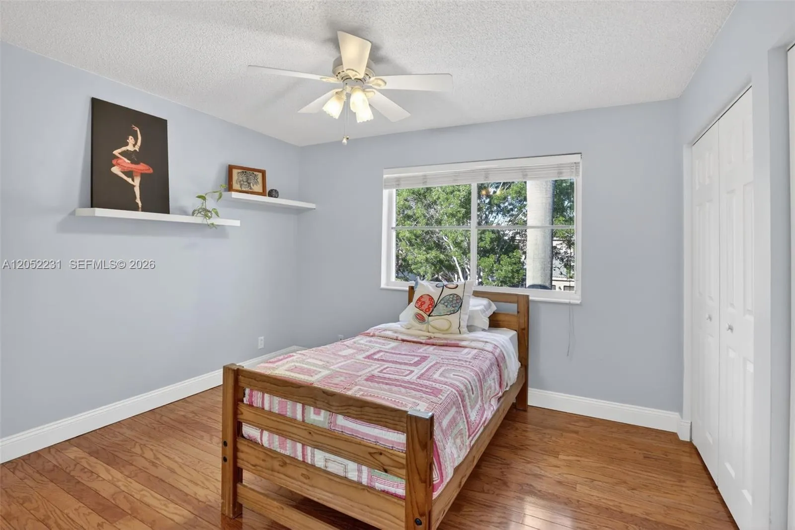 2nd bedroom w ensuite bathroom