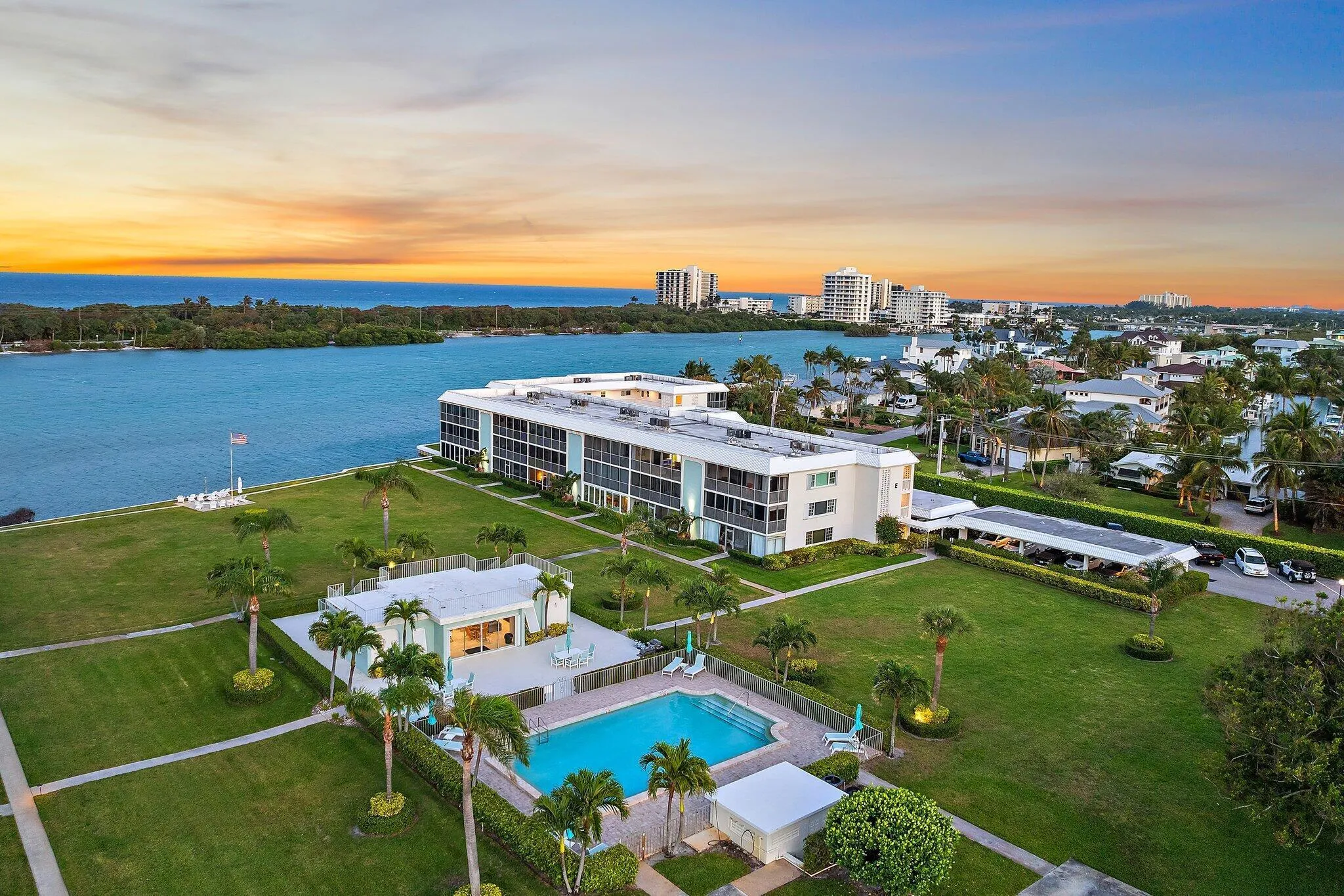 017-100WaterwayRd-E305-Tequesta-SMALL