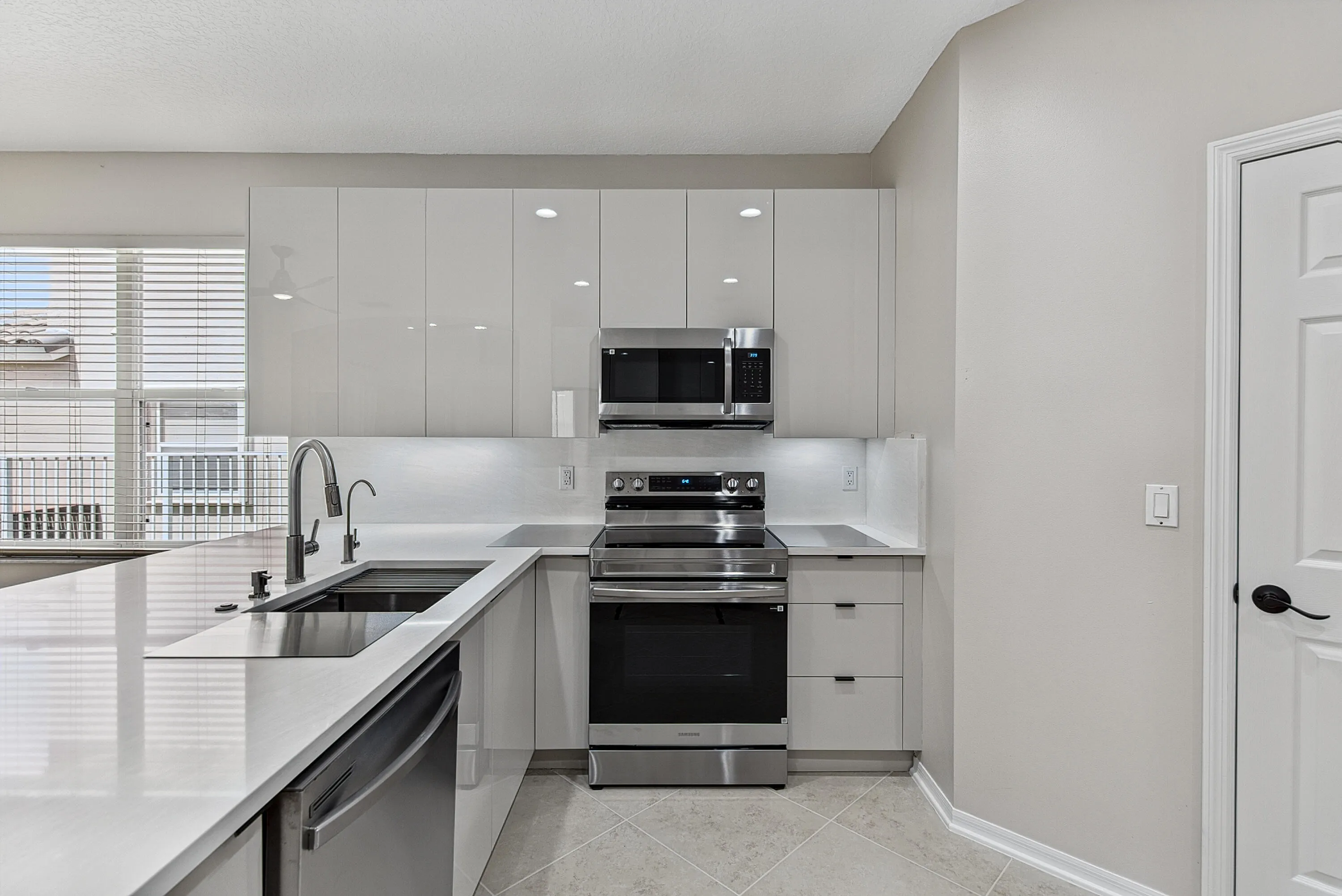 Kitchen/ leading to laundryroom Door
