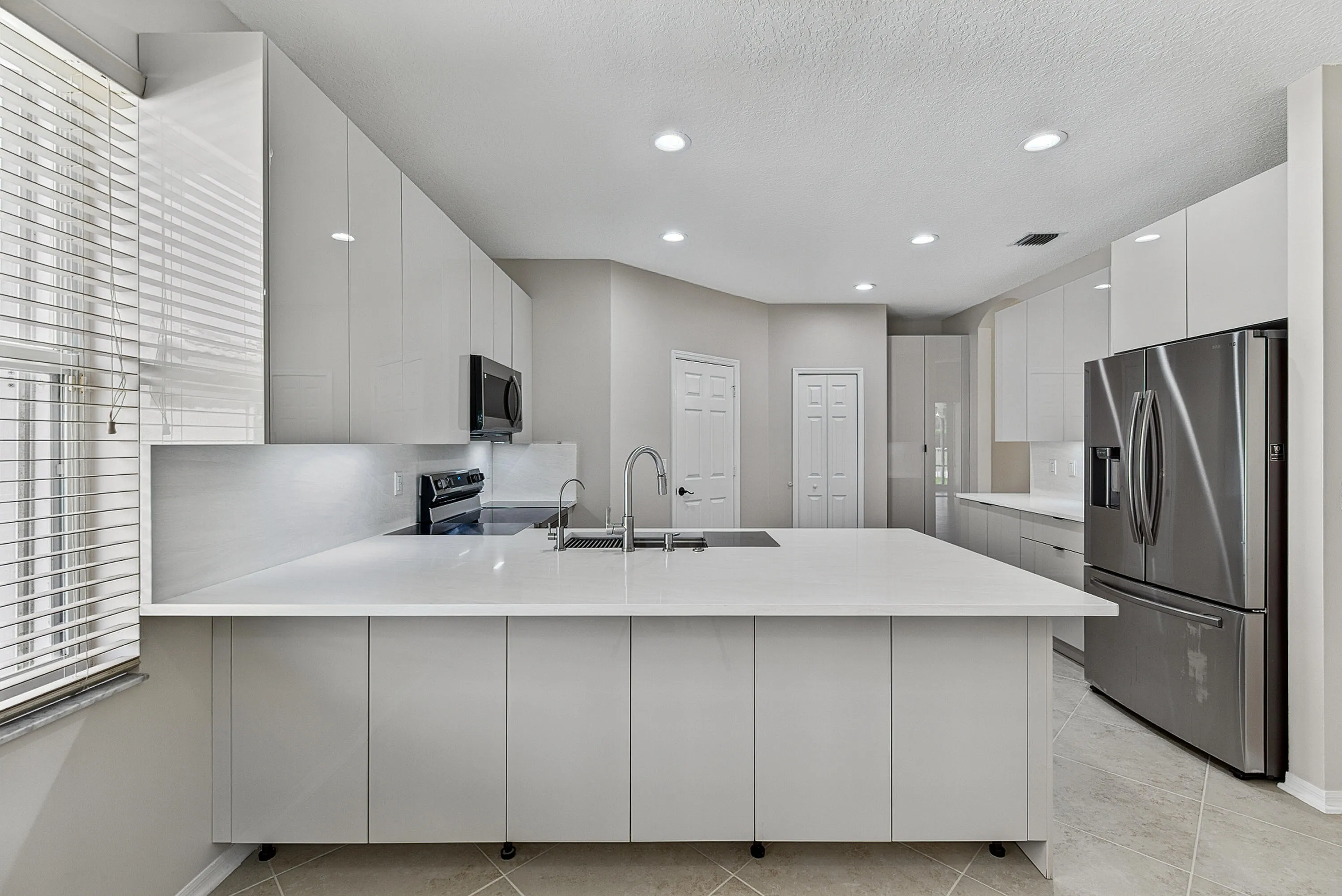 New Kitchen cabinets w/ Quartz counteertops
