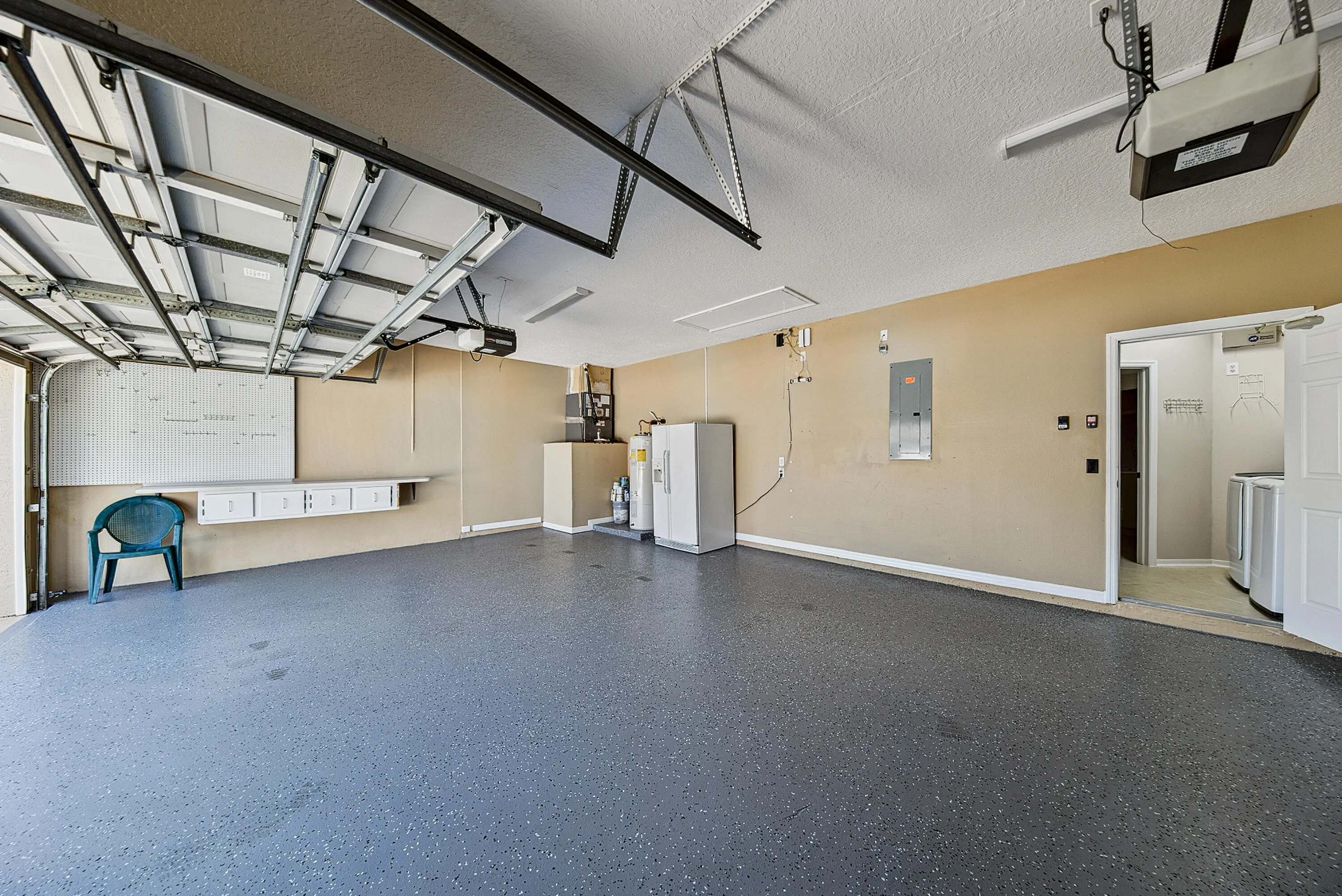 Garage / laundry Room