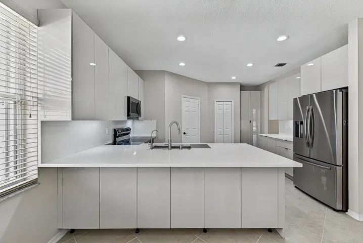 New Kitchen cabinets w/ Quartz counteertops