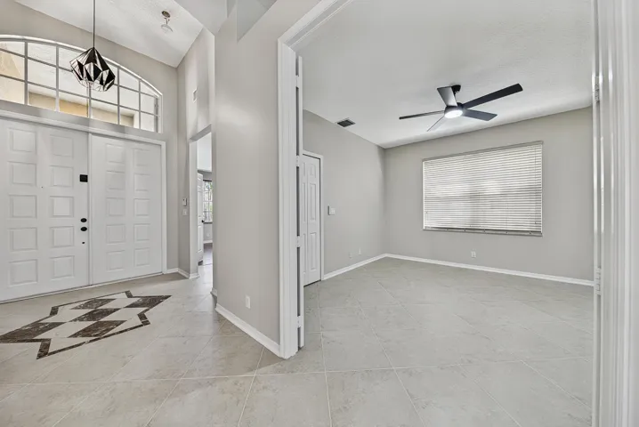 Foyer leading into 3rd bedroom/ library/ office Has double door Entry