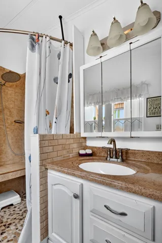 Master Bathroom4