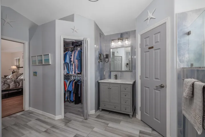 MASTER BATHROOM & WALK-IN CLOSET