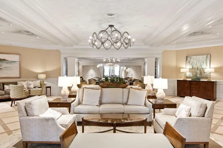 Lounge Clubhouse