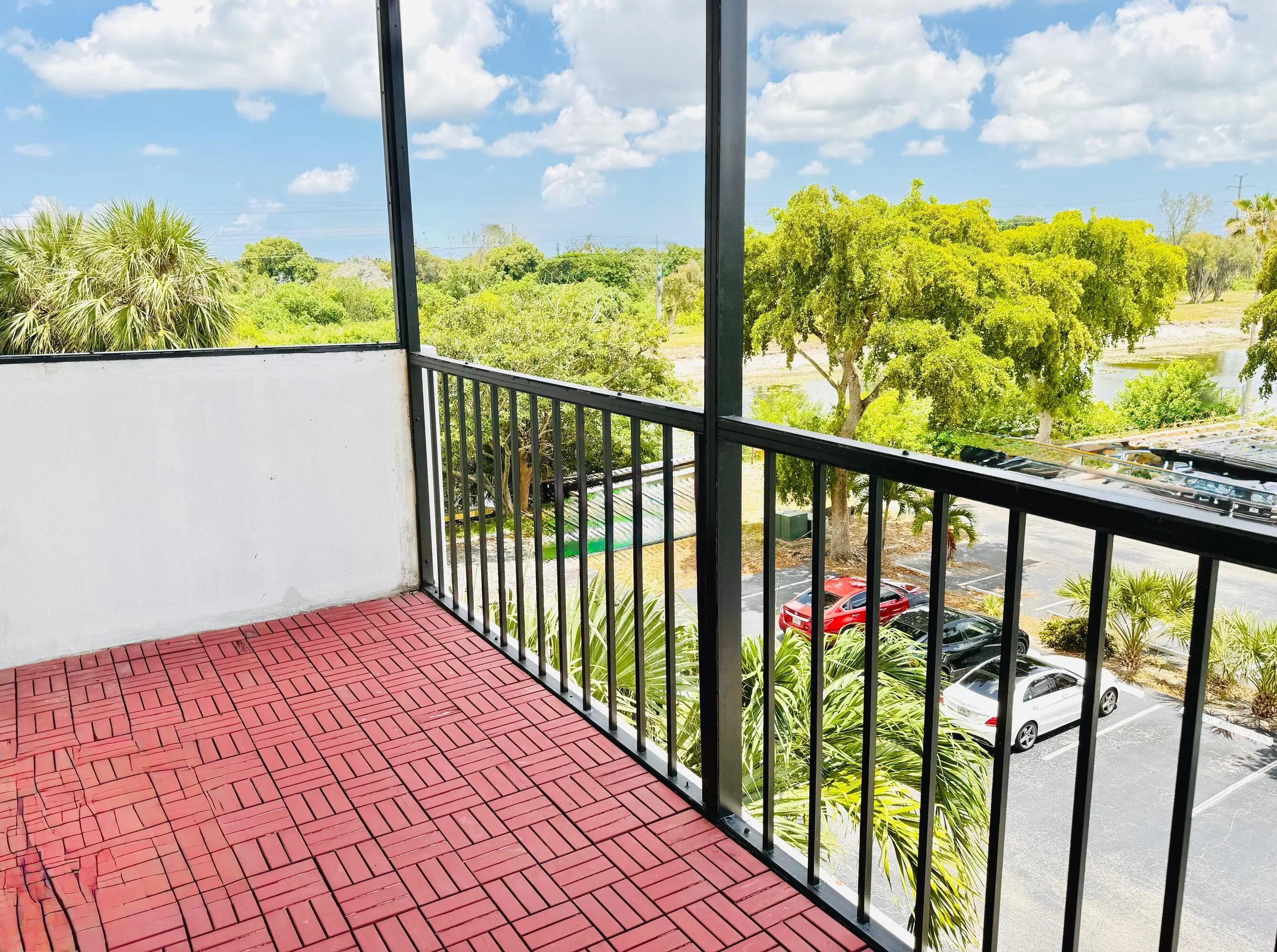 Spacious porch with 4th floor views, great cross breezes