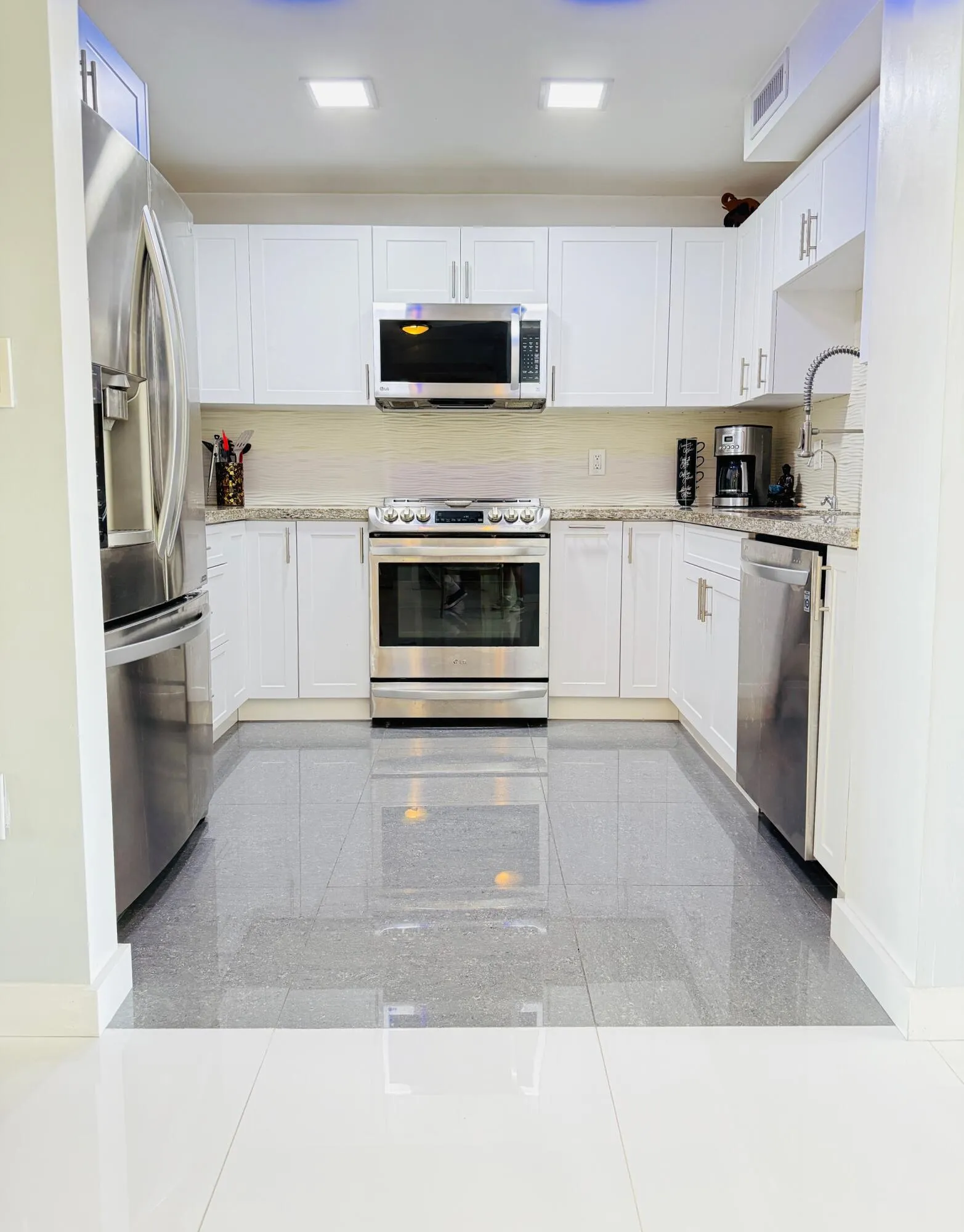 Seamless living to kitchen. Smart features, stainless steel appliances