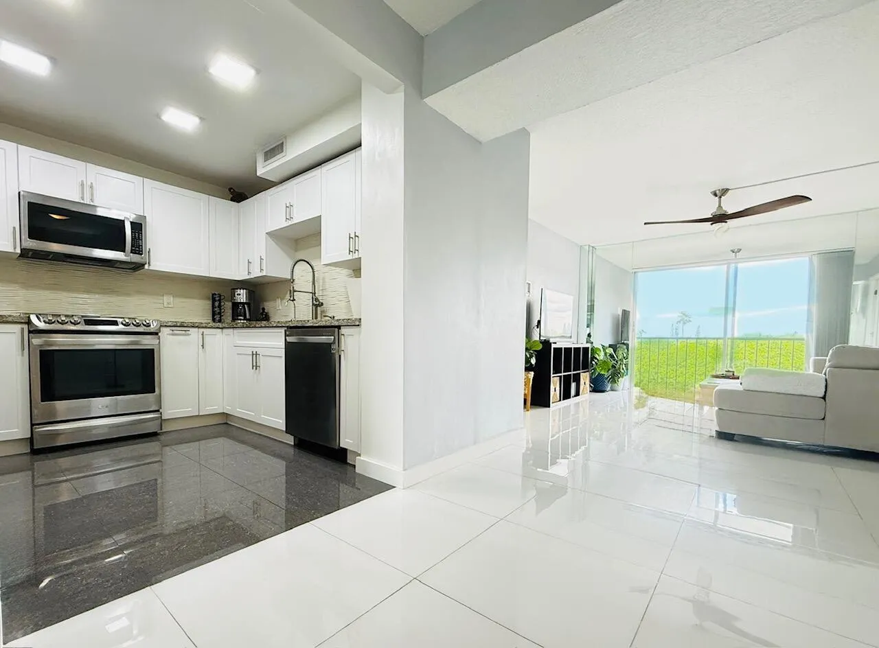 Exquisitely remodeled. Porcelain floors, total kitchen remodel. seamless floors