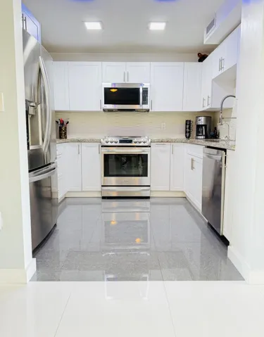 Seamless living to kitchen. Smart features, stainless steel appliances