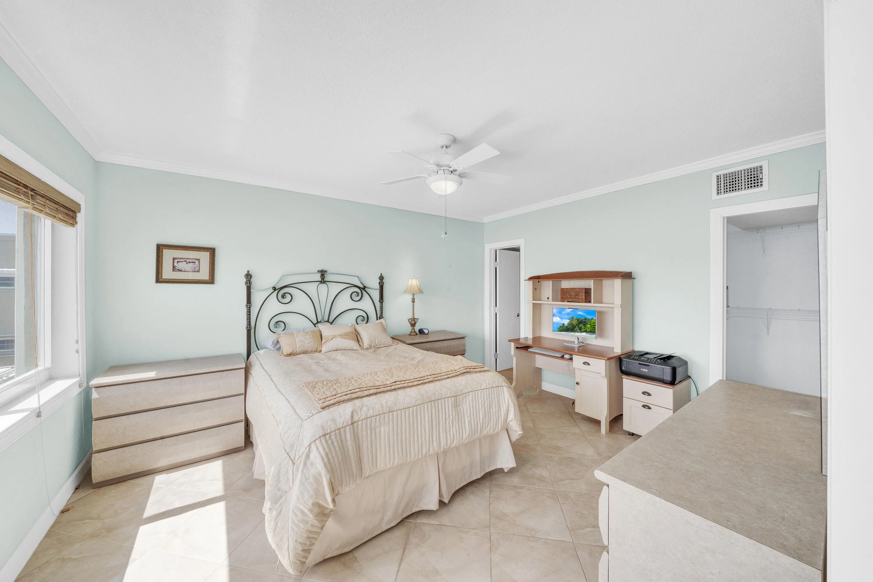 17 Primary Bedroom (1)