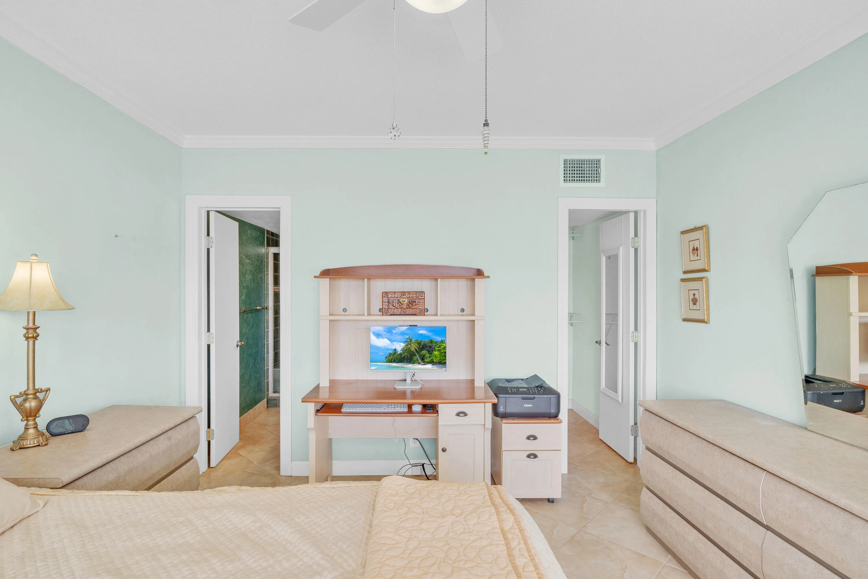 17 Primary Bedroom (2)