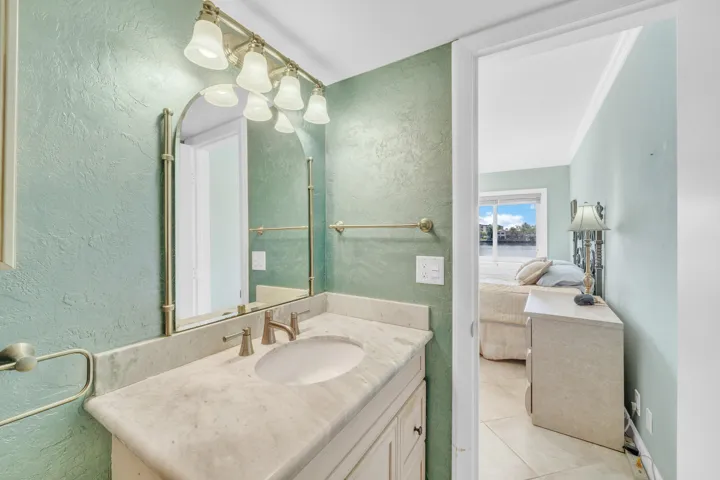 18 Primary Bathroom (4)