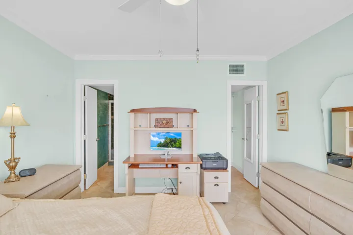 17 Primary Bedroom (2)