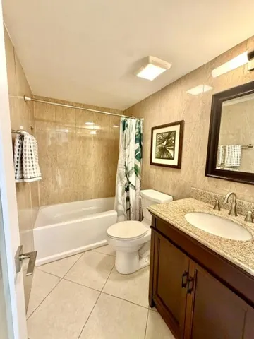 Guest bath w/ tub!