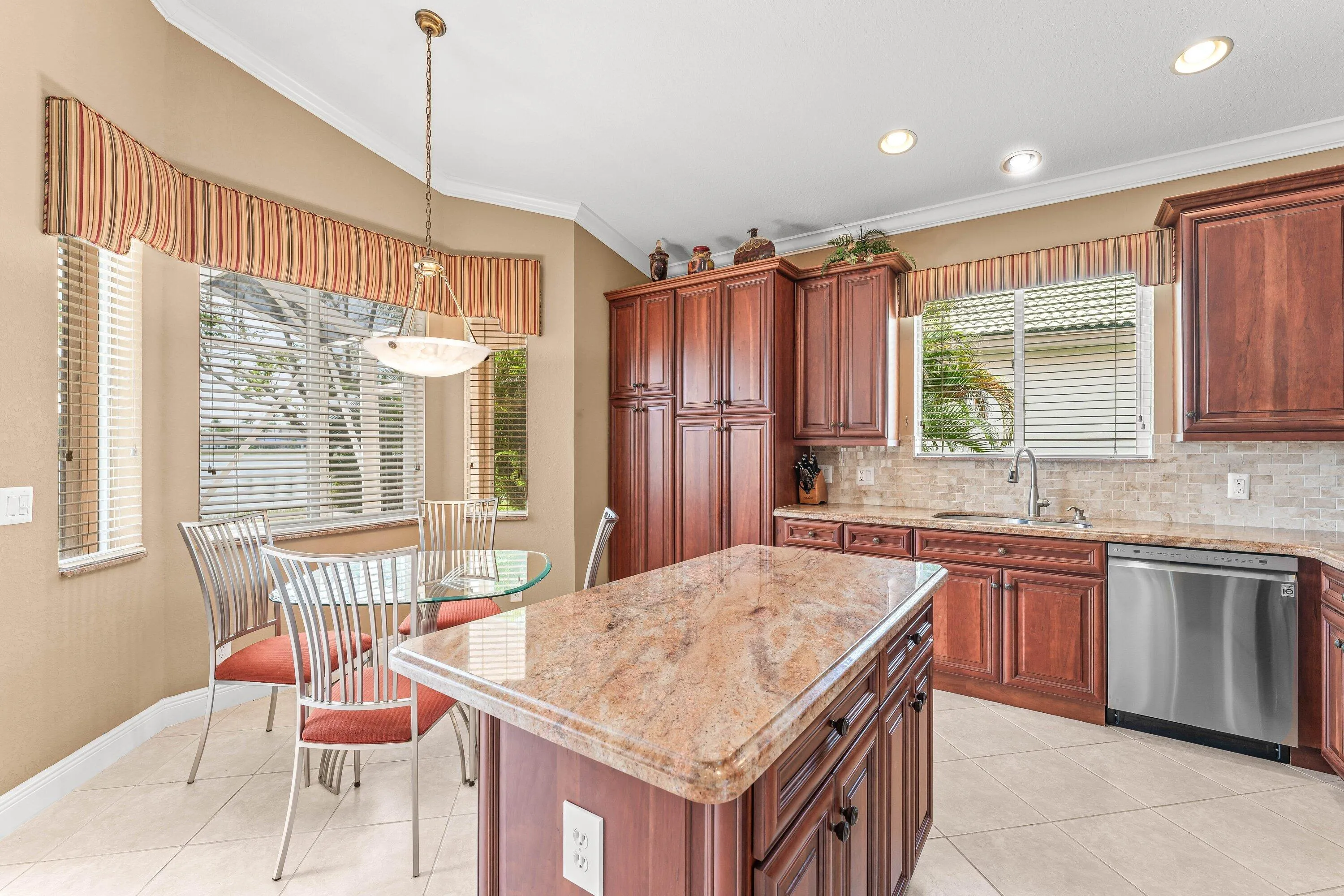 Kitchen & Breakfast Area